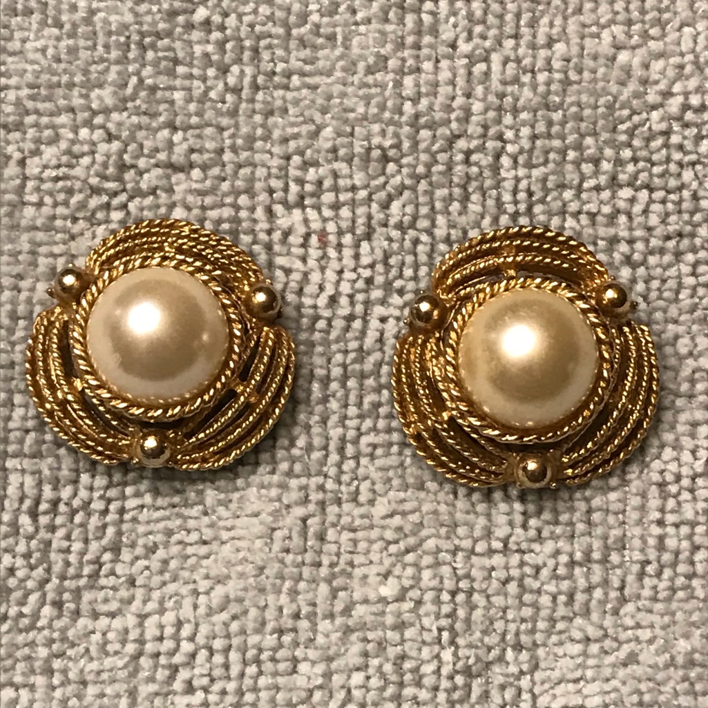 Coro Clip On Earrings Gold Tone And Pearl 10$